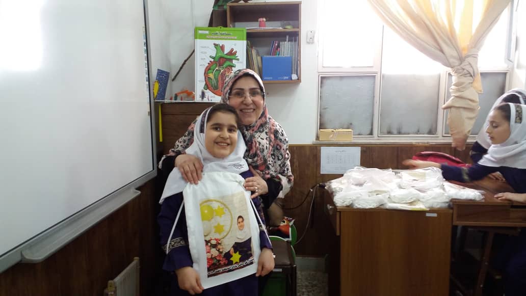 عيدی مدیریت دبستان خانم نظری راد به دانش آموزان باران انديشه